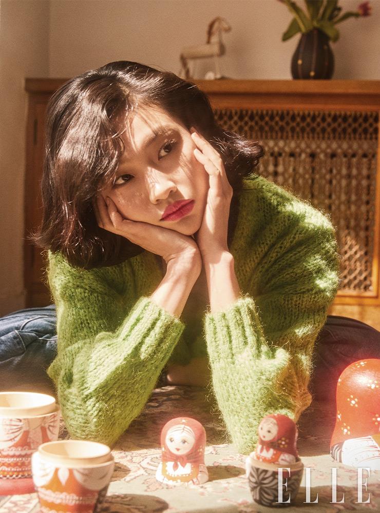 레 꺄트르 옹브르, 318 블러리 그린 팔레트의 로지 브론즈빛 섀도로 눈가에 음영을 부여한다. 톤다운된 MLBB 빛깔의 루쥬 코코 블룸, 124 멀베일을 입술에 바른 뒤 립 라인을 따라 가볍게 스머징한다. 사용 제품은 모두 Chanel. 그린 컬러의 모헤어 카디건은 La Fermata. 하이웨이스트 맘 진은 Levi’s. 