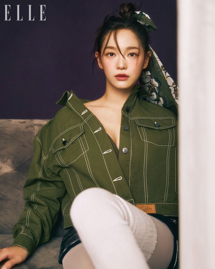 스티치 장식의 카키 코튼 재킷과 스윔수트, 메탈 컬러의 쇼츠, 머리에 묶은 거대한 스카프는 모두 Longchamp.