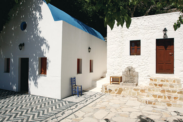 풍경의 악센트가 돼주는 푸른 지붕이 인상적이다. 