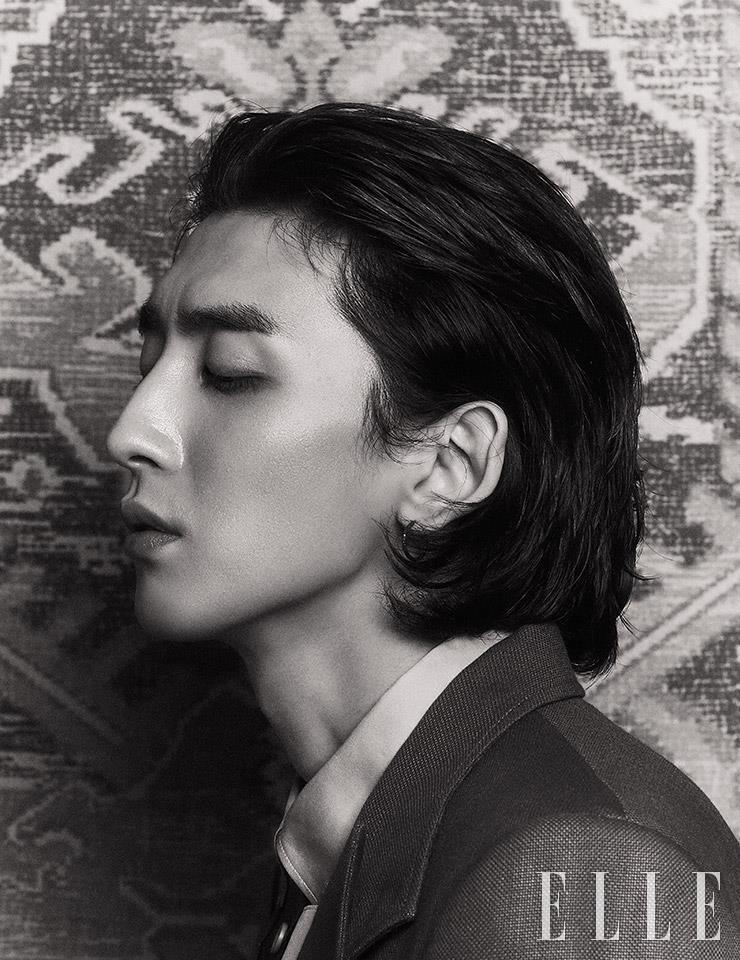 레더 패치가 장식된 셔츠와 그레이 수트는 모두 Burberry. 