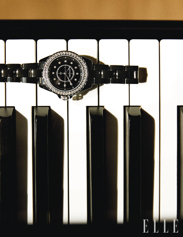 46개의 브릴리언트 컷 다이아몬드가 베젤에 세팅된 33mm J12 워치는 Chanel Watches.