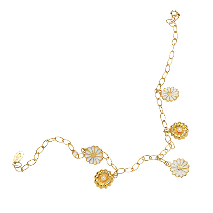 화이트 데이지와 골드 펄 데이지로 구성된 목걸이는 32만8천원, Doigt&eacute;. 