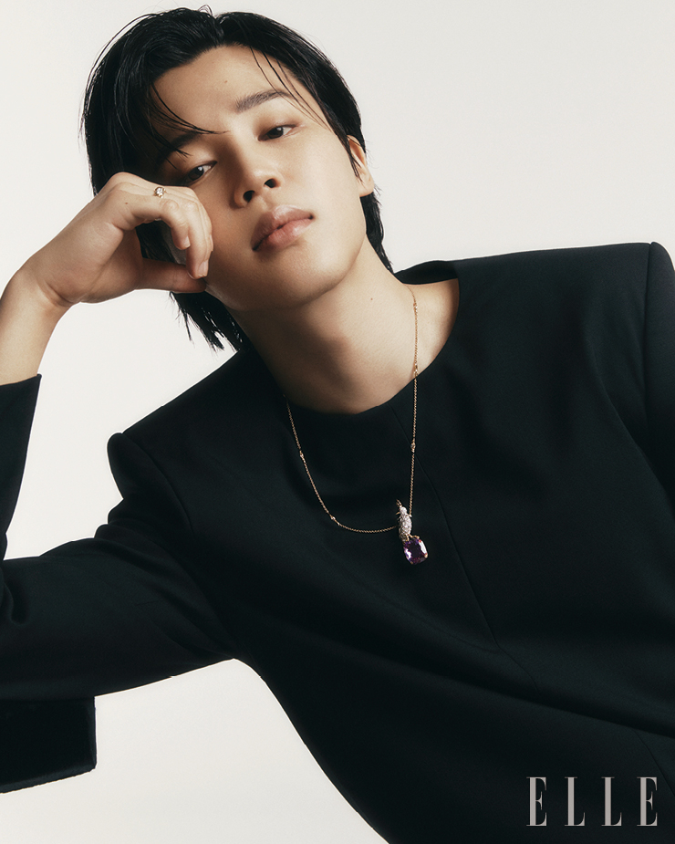 쿠션 컷의 애머시스트가 세팅된 티파니 슐럼버제 버드 온 어 락 펜던트와 약지에 낀 옐로골드 및 플래티넘 티파니 슐럼버제 식스틴 스톤 링은 모두 Tiffany & Co. 블랙 톱은 Courrèges by Mue.