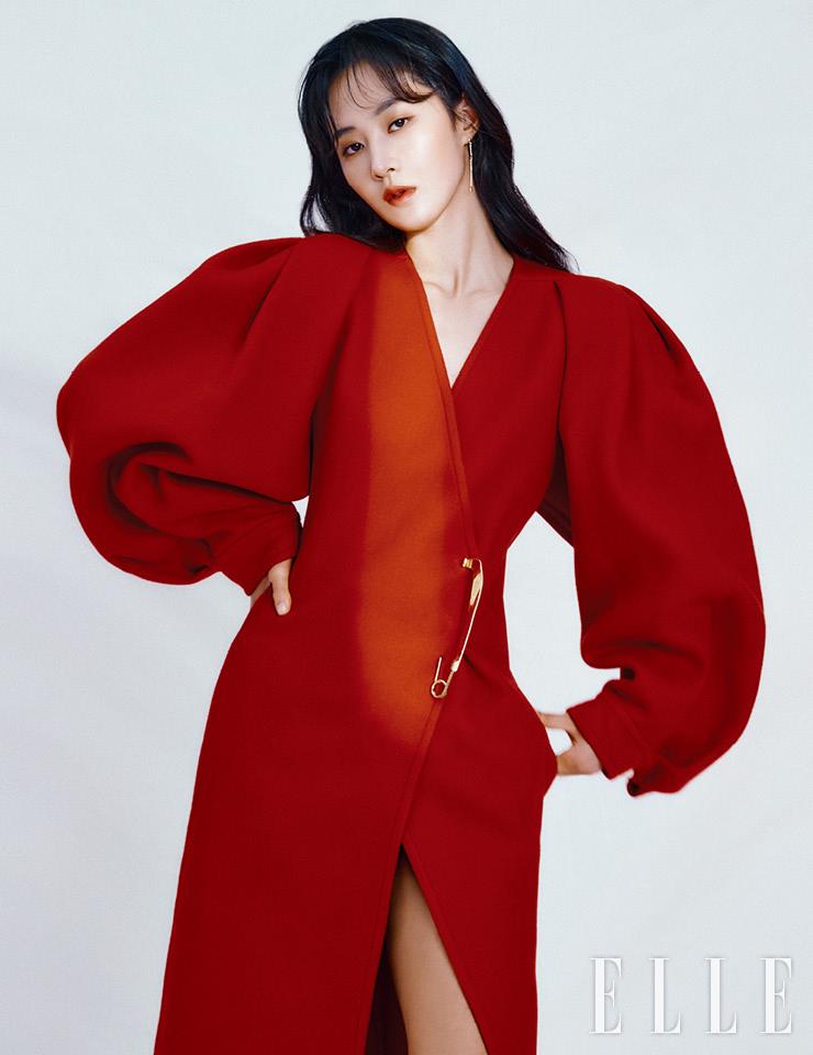 레드 코트는 Givenchy. 골드 이어링은 Le Masque.