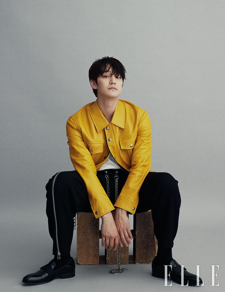 옐로 레더 재킷과 화이트 티셔츠, 로퍼는 모두 스타일리스트 소장품. 블랙 체인 디테일의 와이드 팬츠는 Yohji Yamamoto by Boontheshop. 