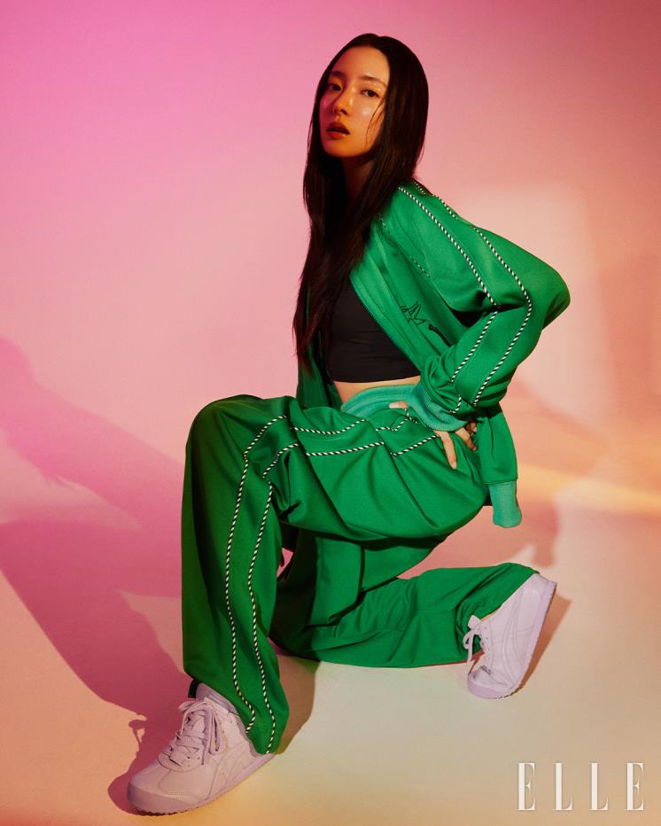 스티치 디테일의 트레이닝 셋업과 MEXICO 66™ CACTFUL™ PURPLE 스니커즈는 모두 Onitsuka Tiger.