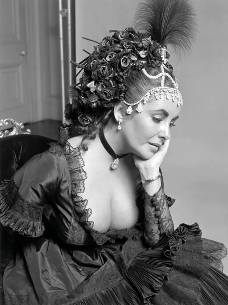 프로스트 무도회의 엘리자베스 테일러. 러브 브레이슬렛과 유명한 버튼-테일러 다이아몬드를 착용한 모습.