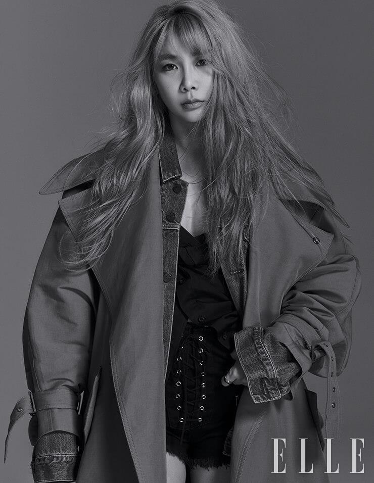 맥시 트렌치코트는 Low Classic. 레이어드한 데님 재킷은 Levi’s. 슬리브리스 톱은 Alexander Wang. 쇼츠는 스타일리스트 소장품. 