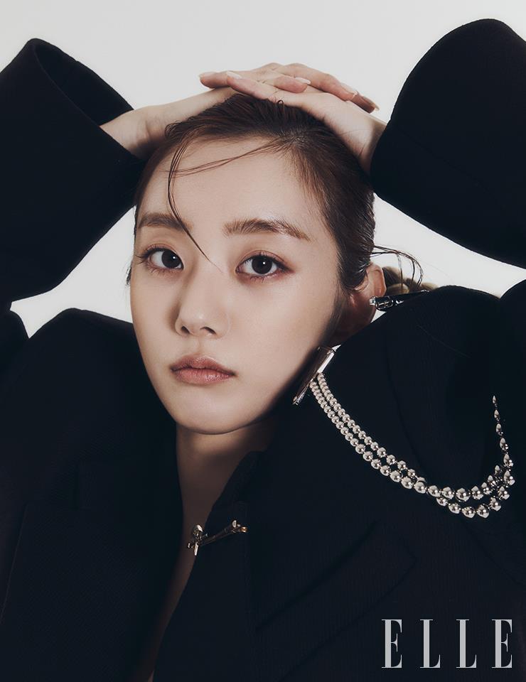 코트와 슈즈는 모두 Prada. 드레스는 Son Jung Wan. 브로치는 Bell & Nouveau.