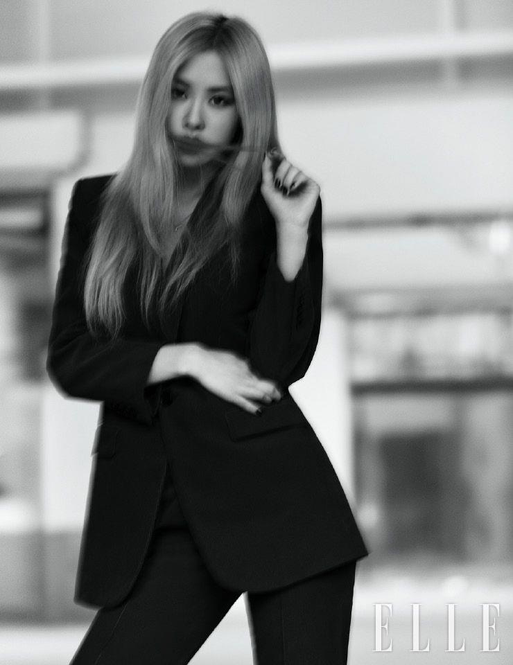코듀로이 재킷과 팬츠, 네크리스는 모두 Saint Laurent by Anthony Vaccarello.