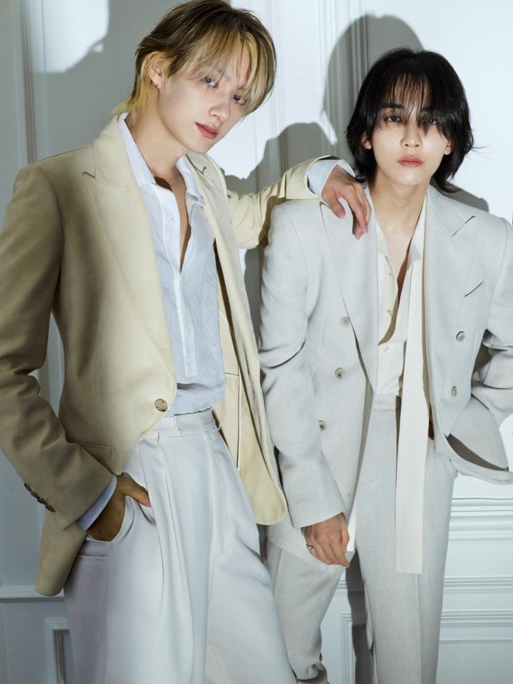 준이 입은 화이트 셔츠, 스웨이드 재킷은 BALLY. 쇼츠는 스타일리스트 소장품. 정한이 입은 셔츠는 Celine. 재킷과 팬츠는 JAYBAEK COUTURE. 