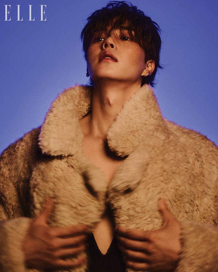 퍼 코트는 Niche2Night. 브이넥 니트 톱은 Rick Owens. 이어 커프는 스타일리스트 소장품.