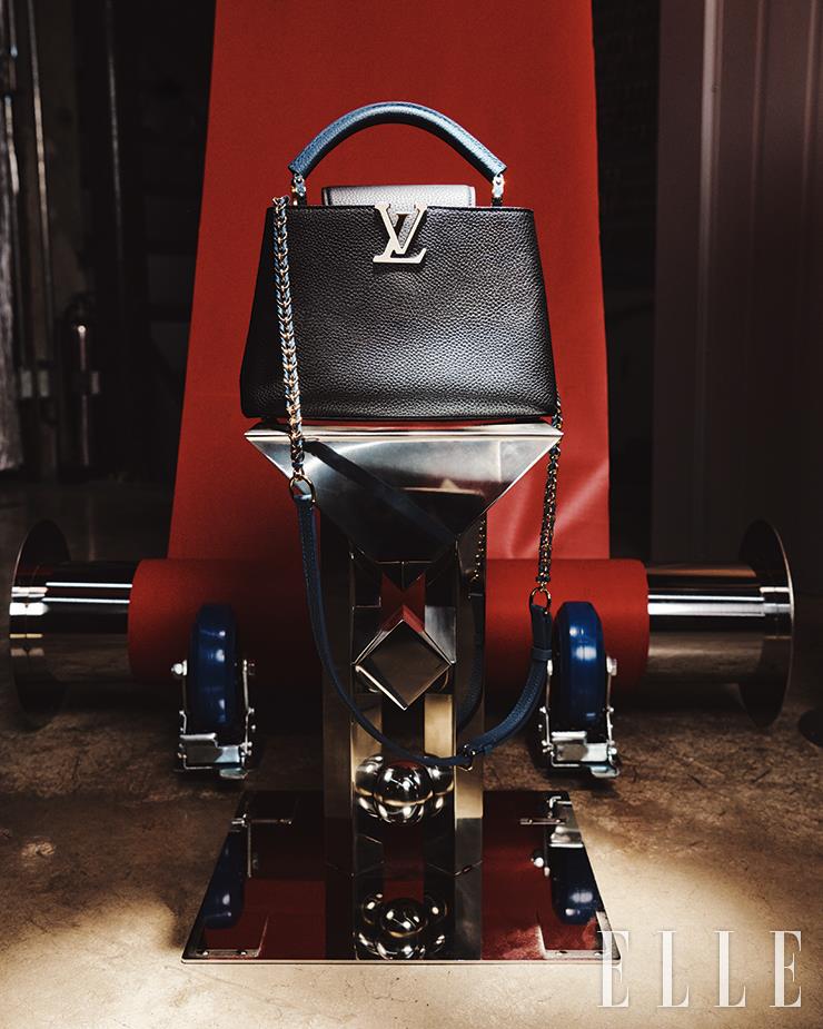 빅 로고 장식이 돋보이는 ‘카퓌신 BB’ 백은 가격 미정, Louis Vuitton.