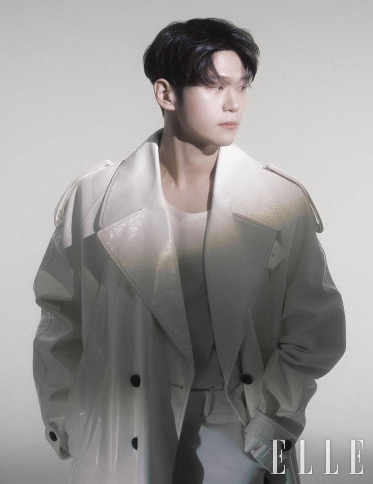 화이트 레더 트렌치코트는 Bottega Veneta. 팬츠는 Jacquemus. 이너 웨어로 입은 슬리브리스 톱은 스타일리스트 소장품.