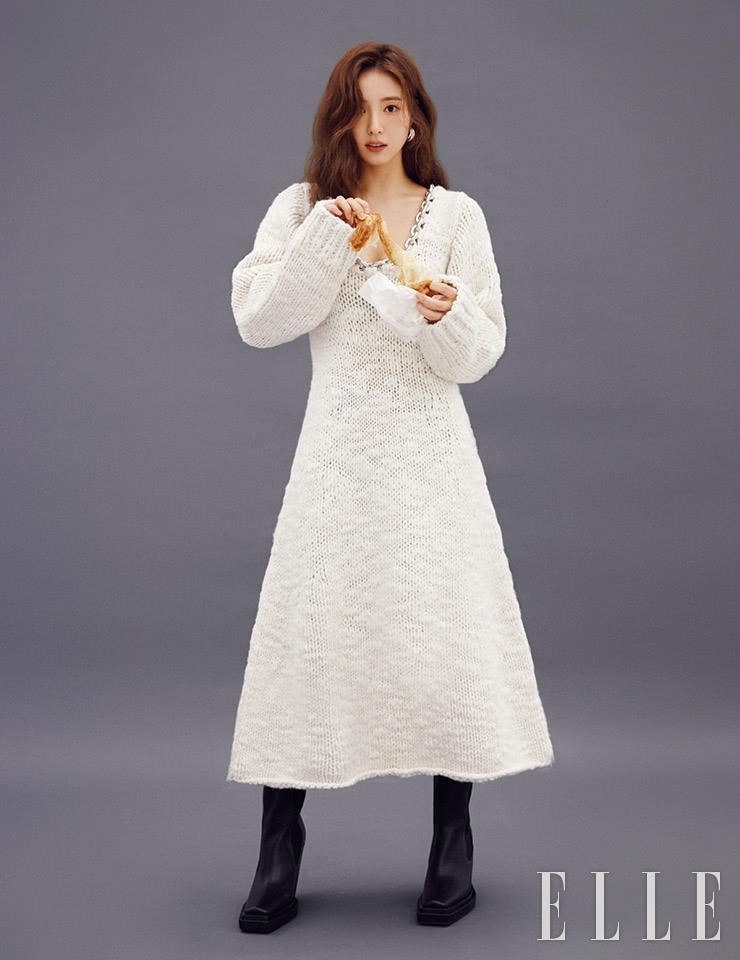 체인 장식의 니트 원피스와 부츠는 모두 Bottega Veneta.