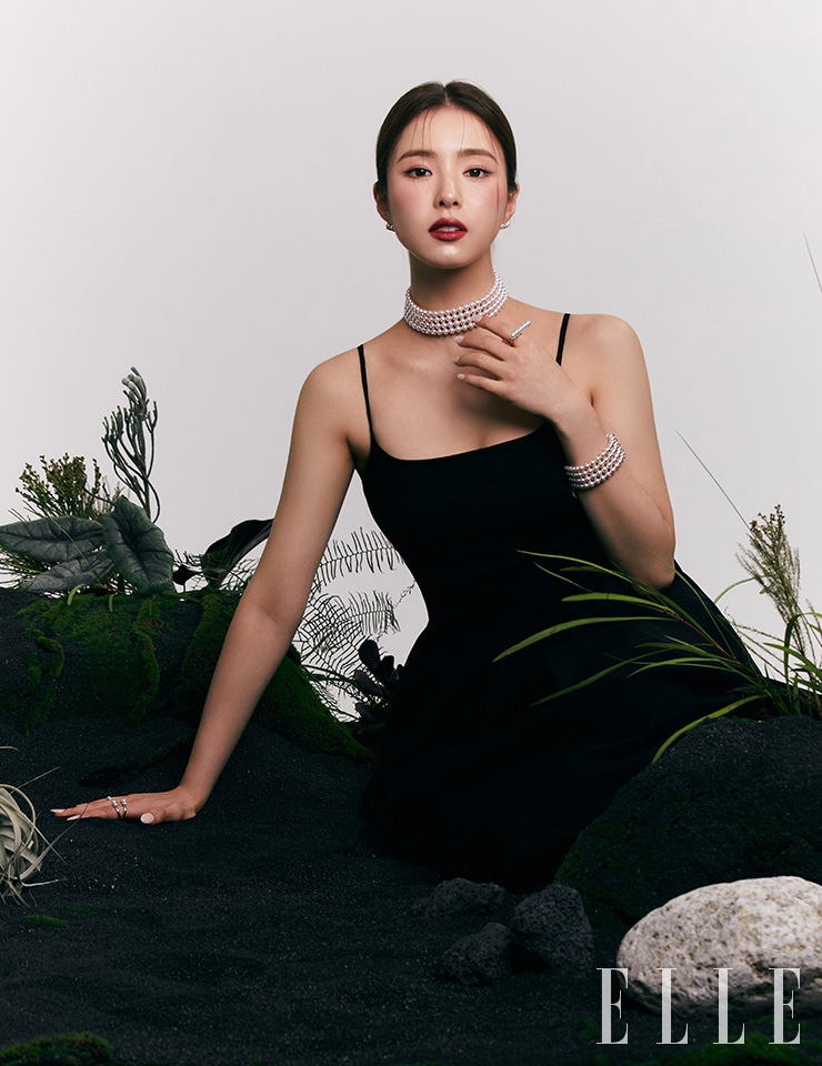 클래식한 아코야 진주에 가시 모티프로 펑키함을 가미한 데인저 초커, 골드 바 위에 세팅한 3개의 아코야 진주가 인상적인 밸런스 네오 이어링, 왼손에 착용한 4줄의 아코야 진주 라인이 돋보이는 데인저 브레이슬릿, 검지에 착용한 둥근 진주가 직선의 바 위에 떠 있는 듯한 밸런스 시그니처 링, 오른손 검지에 착용한 골드 가시 사이에서 아코야 진주가 빛나는 데인저 시그니처 링, 약지에 착용한 은은한 빛의 진주와 옐로 골드로 이뤄진 데인저 플러스 링은 모두 Tasaki. 슬립 드레스는 Lehho.
