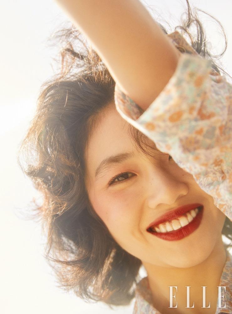 레 베쥬 헬시 글로우 쉬어 컬러 스틱, 25를 손끝에 묻혀 눈가 C존부터 애플 존까지 널찍이 펴 바르고 레 티사쥬 드 샤넬, 140 트위드 베이지를 레이어드한다. 테라코타 오렌지 컬러의 루쥬 코코 블룸, 134 선라이트를 바르면 완성. 사용 제품은 모두 Chanel. 잔잔한 플로럴 패턴의 셔츠는 스타일리스트 소장품. 