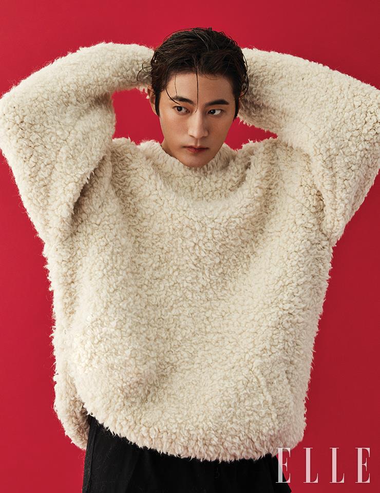 부클레 니트 톱은 Isabel Marant Homme. 화이트 코튼 팬츠는 Arket.