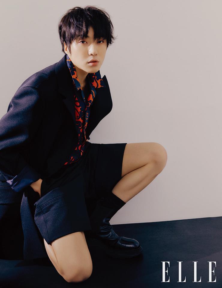 재킷과 쇼츠, 셔츠는 모두 Wooyoungmi. 슈즈는 Alexander McQueen.