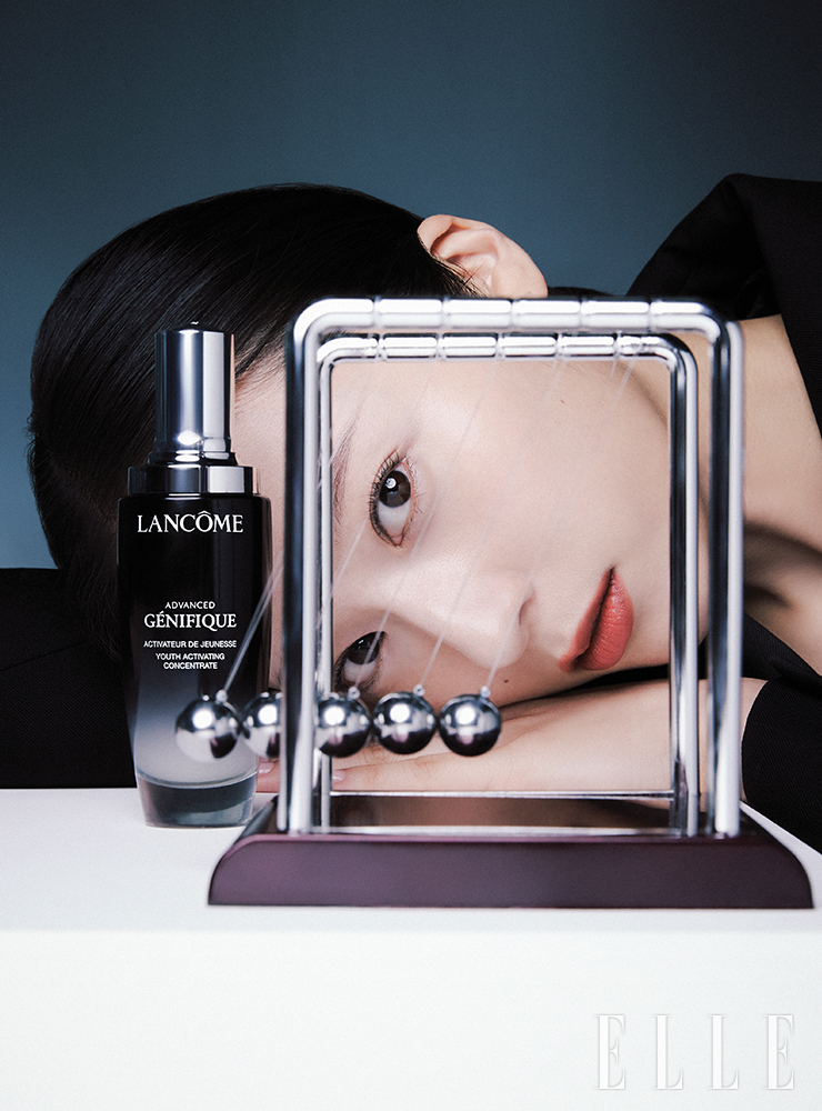 블랙 컷아웃 코르셋 재킷은 H&M x Mugler.