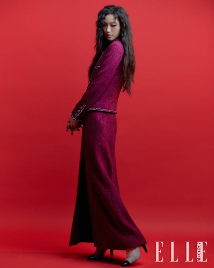 트위드 재킷과 슬릿 디테일의 롱 스커트, 링과 투톤 슈즈는 모두 Chanel.