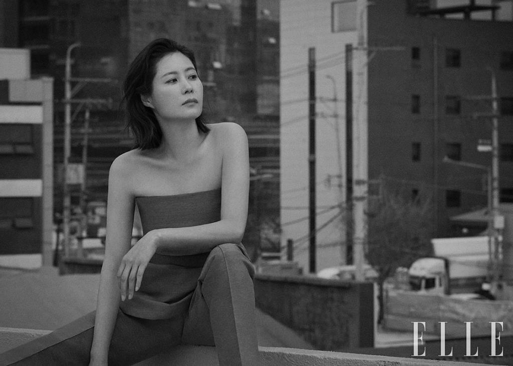 튜브 톱과 팬츠는 모두 Toteme.