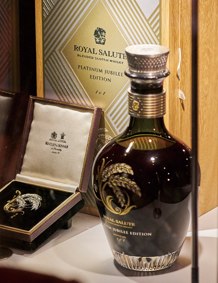 여왕의 재위 70주년을 기념하며 공개된 ‘로얄살루트 플래티넘 주빌리 에디션’. 