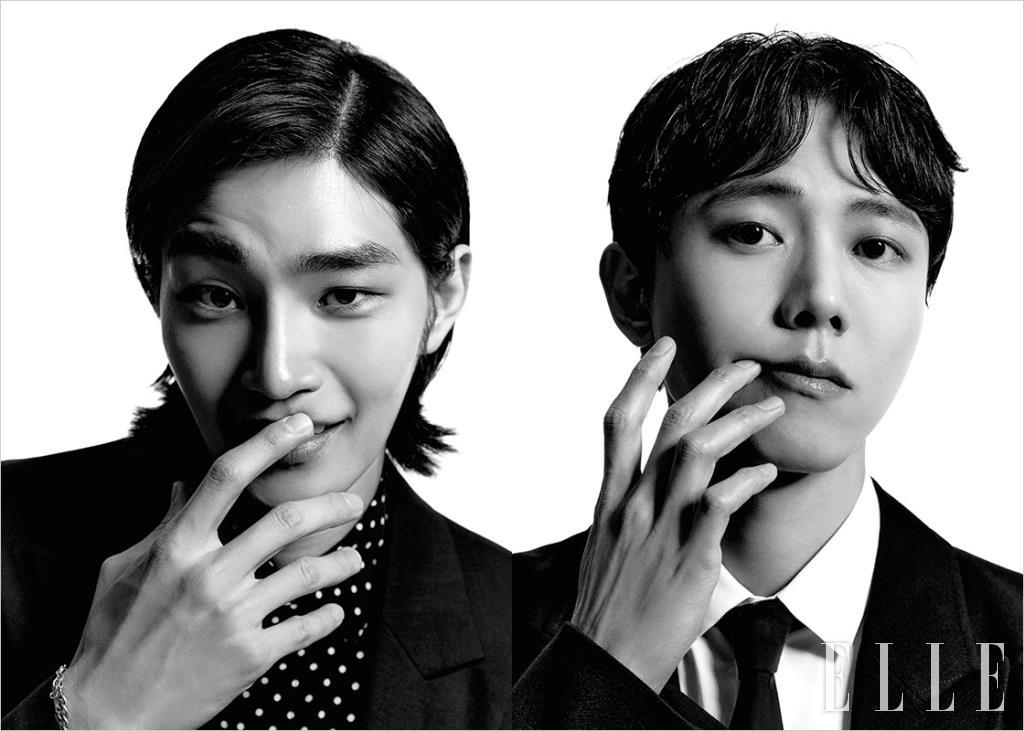 우재가 입은 코트와 셔츠는 모두 Valentino. 타이와 스니커즈는 Valentino Garavani. 재영이 입은 블랙 재킷은 Juun. J. 셔츠와 팬츠, 벨트는 모두 Saint Laurent by Anthony Vaccarello. 첼시 부츠는 So.u:lesures.