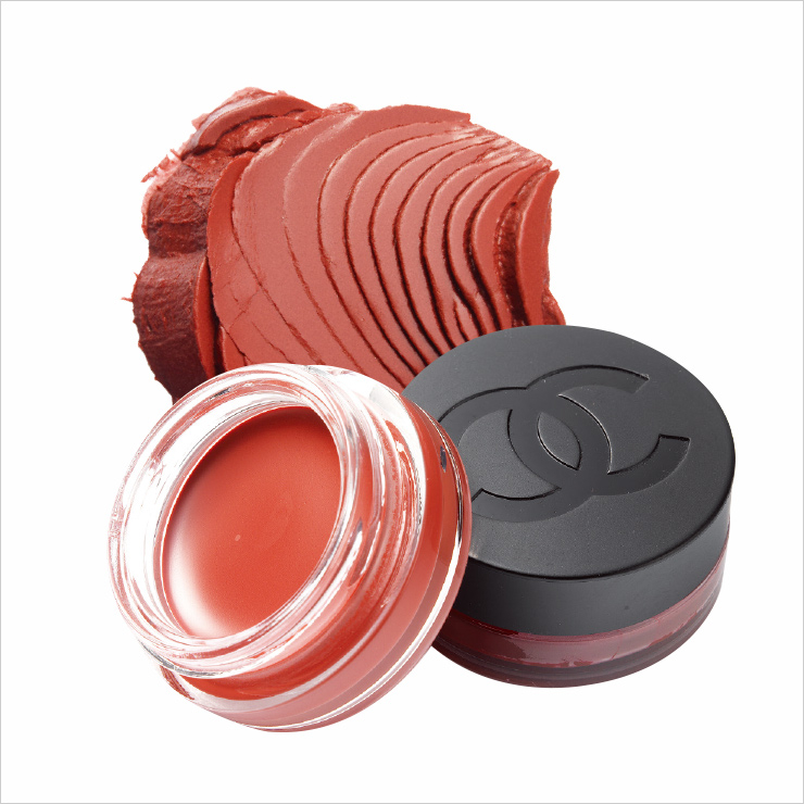 N°1 DE CHANEL 레드 까멜리아 립 앤 치크 밤, 5 라이블리 로즈우드, 6 베리 부스트 각 5만9천원, 모두 Chanel.