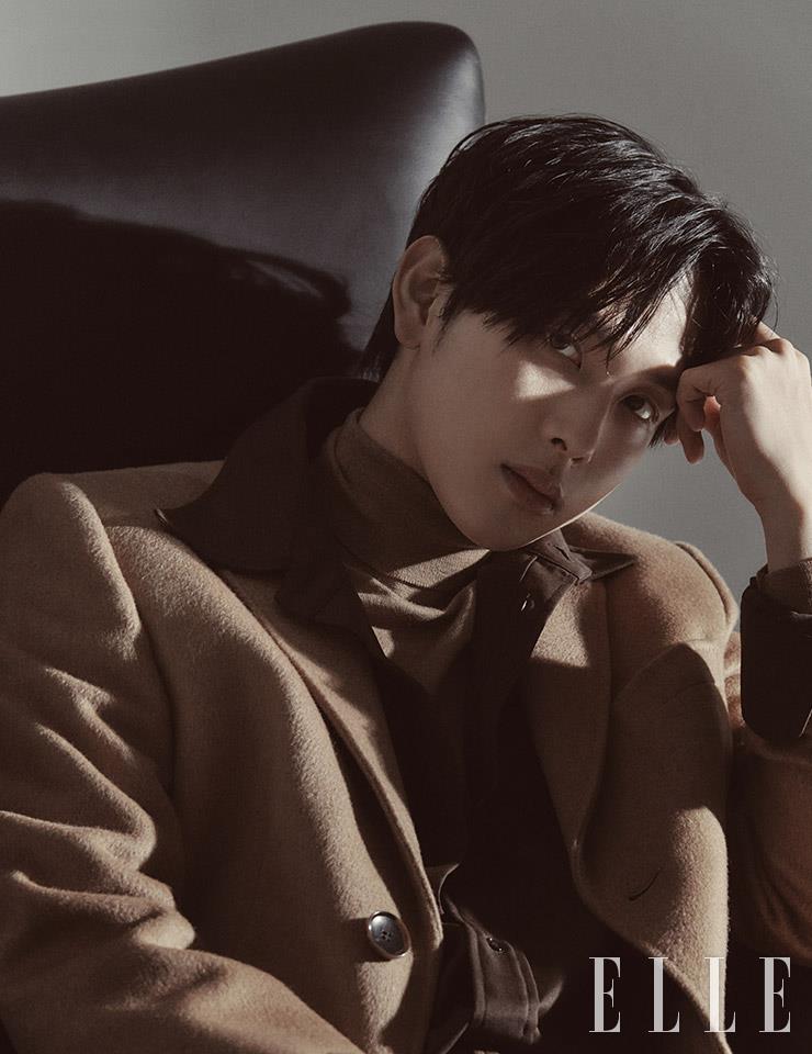 브라운 코트와 터틀넥 니트 톱은 모두 Boss Men. 코튼 셔츠는 Recto.