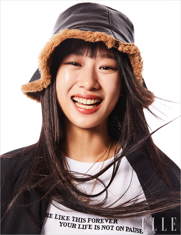 민선이 입은 티셔츠는 Moont. 크롭트 재킷은 D’de Moo. 모자는 에디터 소장품.