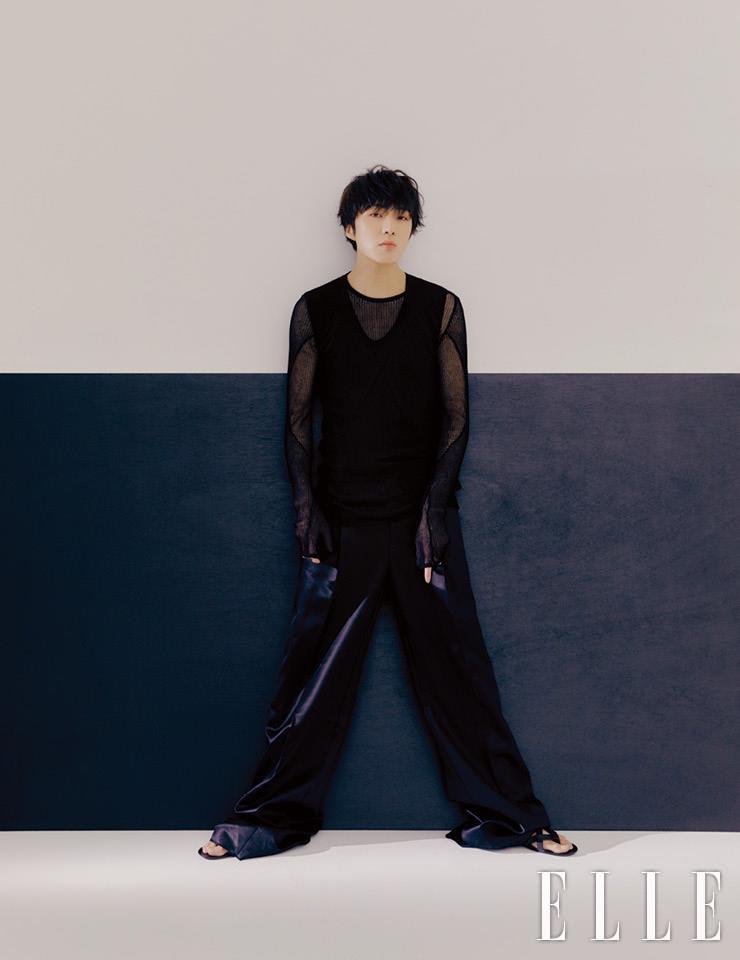 블랙 시스루 톱은 Ann Demeulemeester by Adekuver. 팬츠는 Dunhill. 슈즈는 Saint Laurent by Anthony Vaccarello.