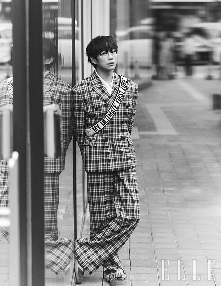 더블 브레스티드 수트는 People of the World. 셔츠는 Maxi J. 스니커즈는 Adidas. 안경은 스타일리스트 소장품.