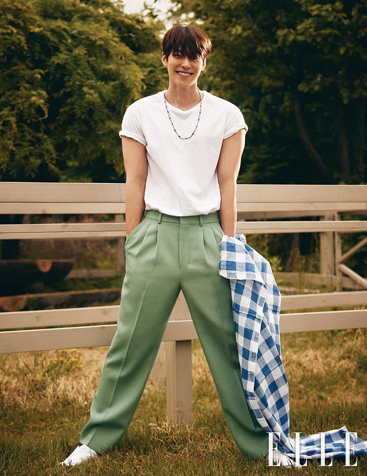 화이트 티셔츠는 Acne Studios. 민트빛 와이드 팬츠는 Ami. 비즈 네크리스는 스타일리스트 소장품.