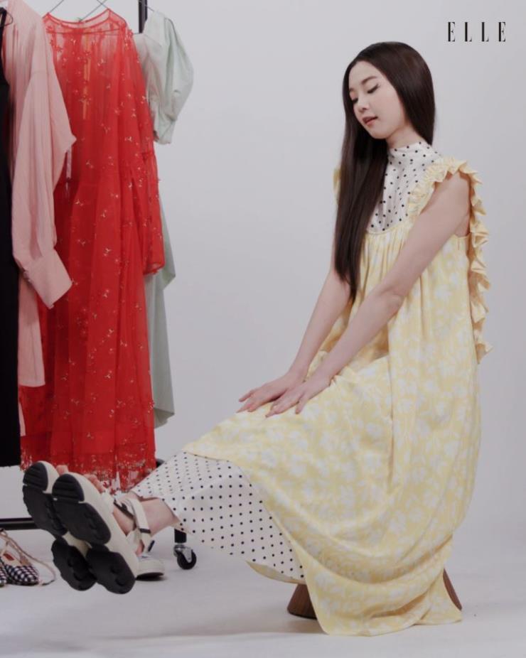 액티비티 무드의 플랫폼 샌들은 Zara.