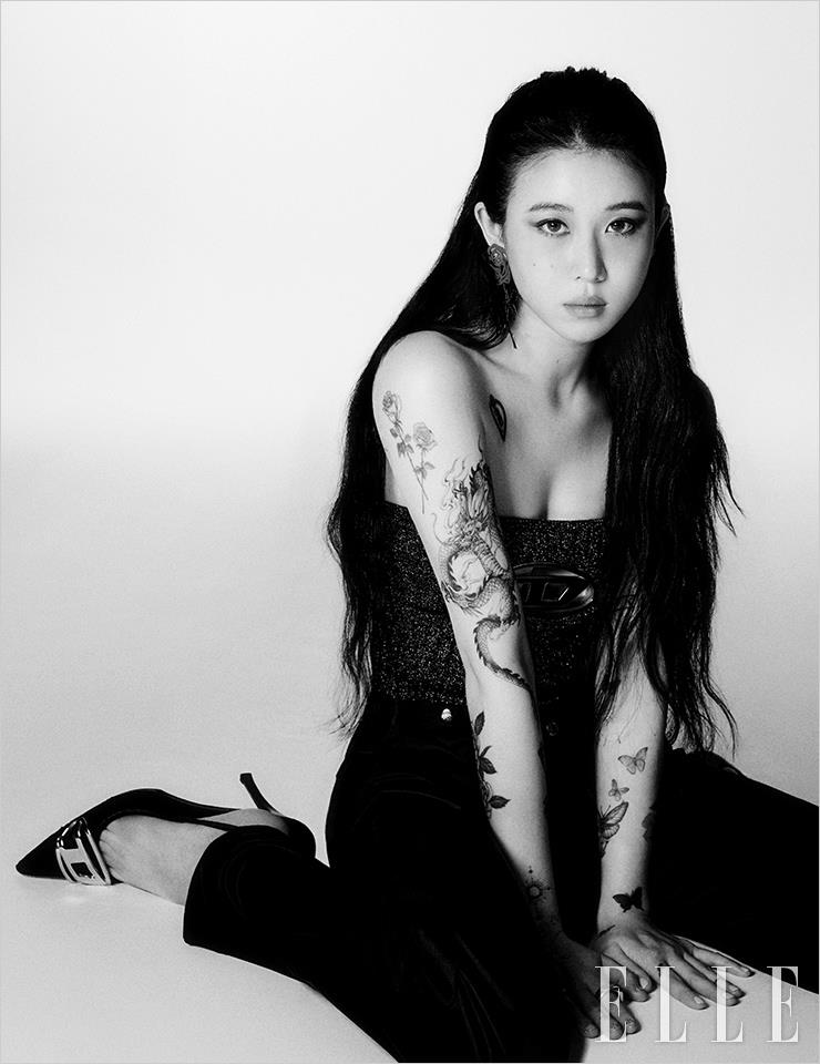 튜브톱과 팬츠, 힐은 모두 Diesel.