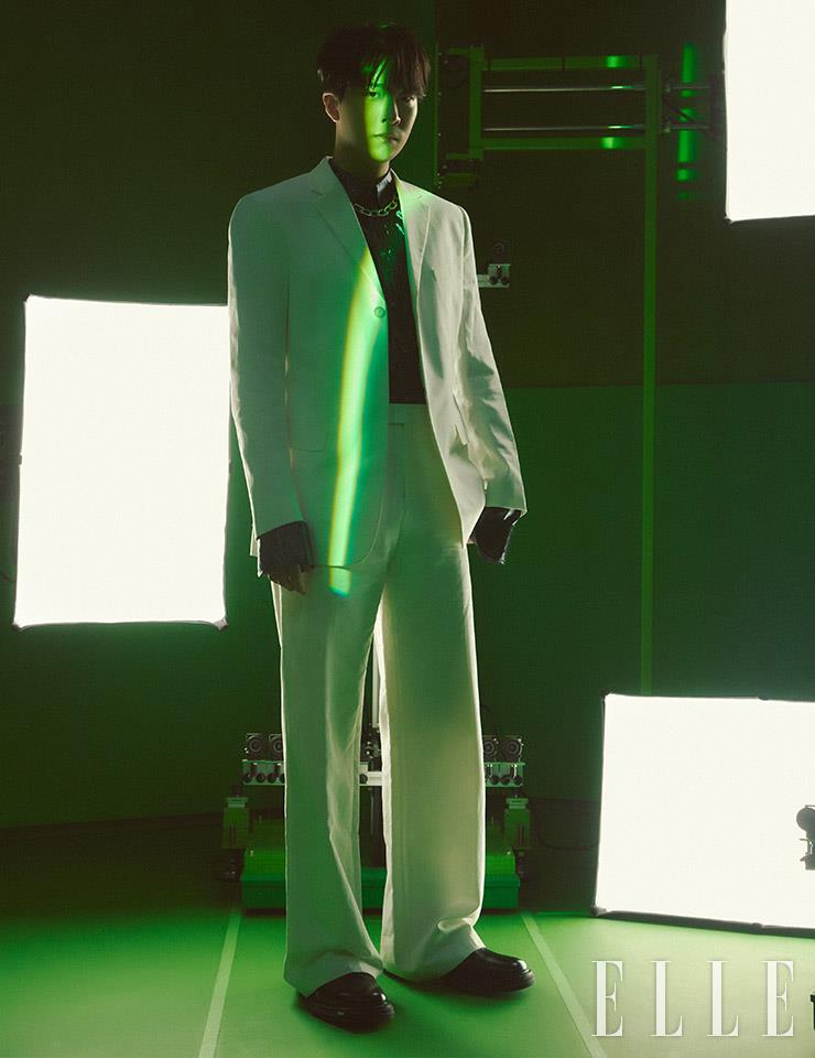 화이트 셋업 수트와 첼시 부츠 모두 Dior Men. 셔츠는Lemeteque. 체인 네크리스는 Hustad. 