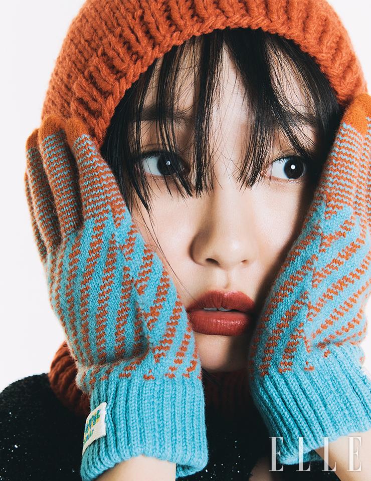 러플 디테일의 블랙 칼라는 Ganni. 오렌지 바라클라바와 장갑은 모두 Misu a Barbe.