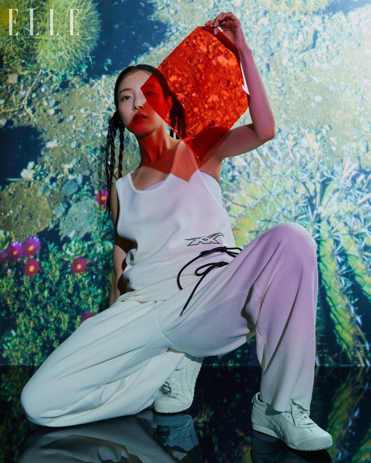 니트 소재 톱과 팬츠, MEXICO 66™ CACTFUL™ BLUE 스니커즈는 모두 Onitsuka Tiger.