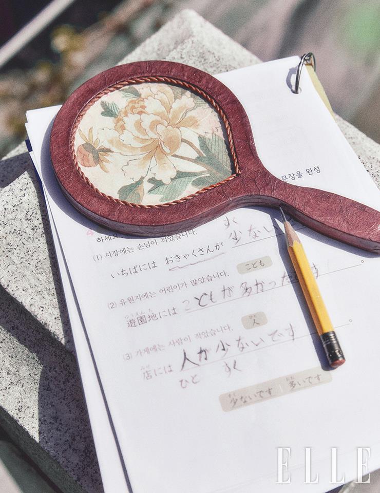 할머니의 구몬 일본어 학습지. 몽당연필로 열심히 공부한 흔적이 가득하다. 그 위의 것은 손수 만든 종이공예품인 손거울.