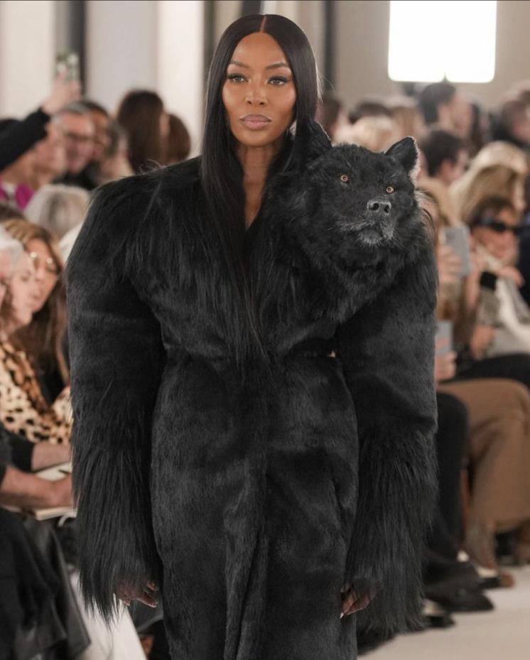 스키아파렐리의 2023 봄 여름 오뜨 꾸뛰르 컬렉션을 입고 캣워크를 걸어나오는 모델 나오미 캠벨. (@schiaparelli)