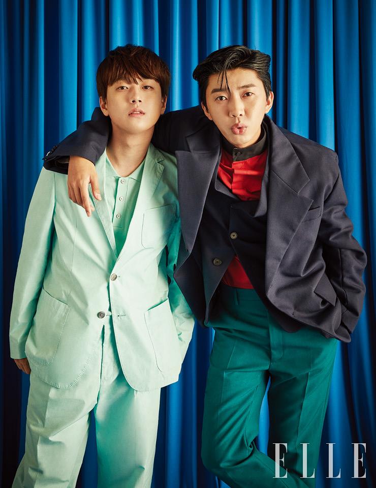 이찬원이 입은 민트색 수트 세트업은 Boss Men. 임영웅이 입은 재킷과 셔츠, 팬츠는 모두 Prada.