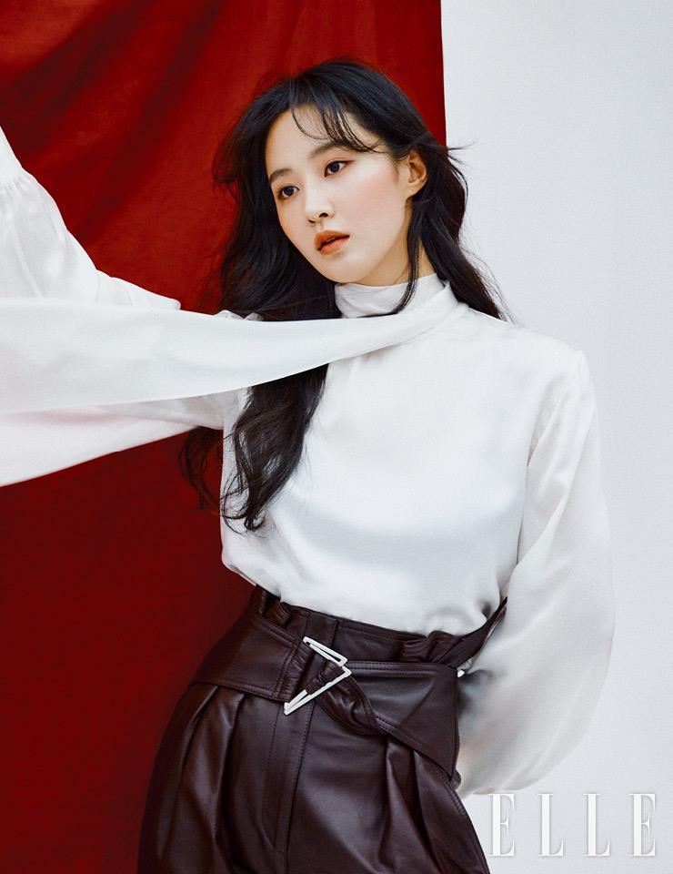 실크 블라우스와 이어링은 모두 Ports 1961. 레더 팬츠는 Iro. 링은 Hei & Engbrox.