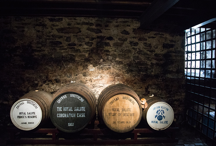 왕세자들의 탄생일에 증류한 원액을 보관중인 ‘볼트’.