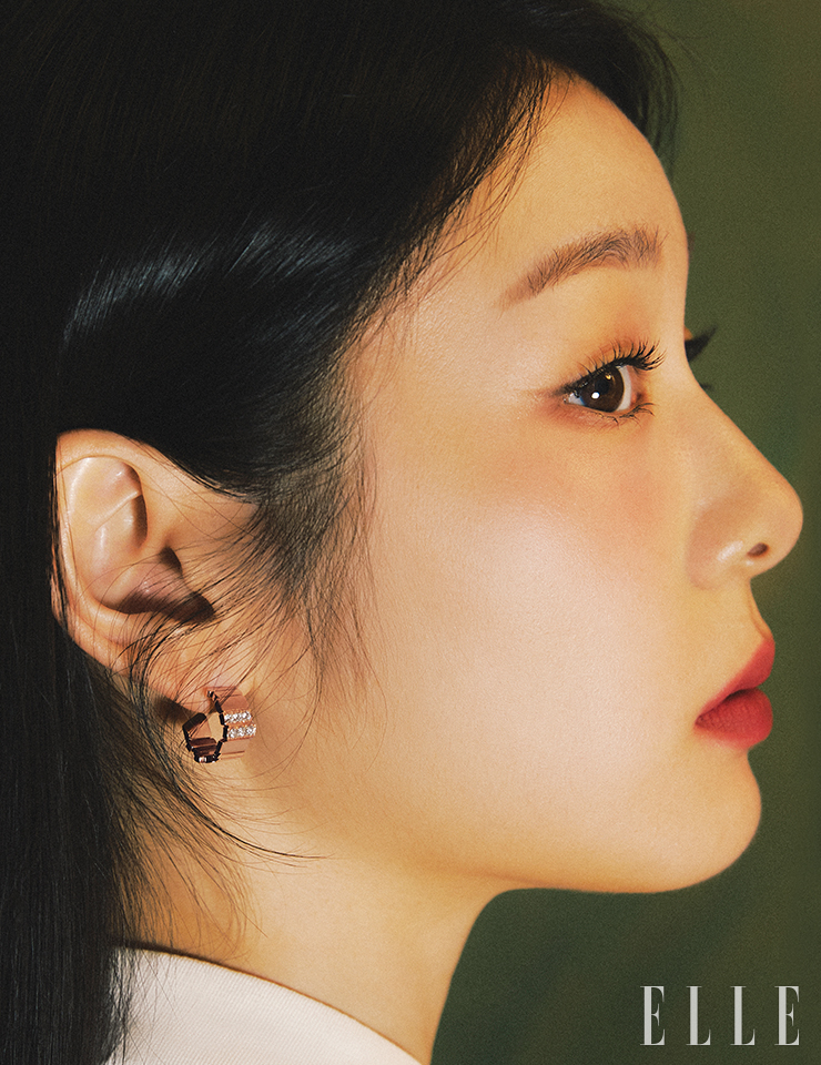 핑크골드에 0.4 캐럿 다이아몬드를 세팅한 ‘젬 디올’ 이어링은 Dior Joaillerie. 화이트 드레스는 Dior.