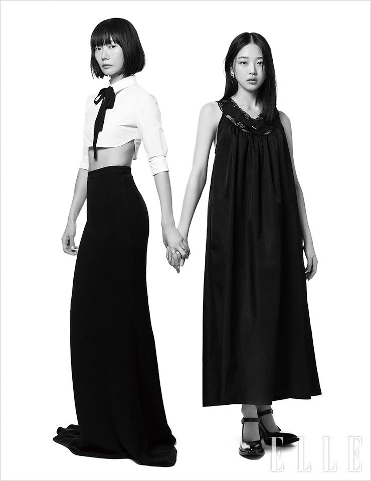 배두나가 입은 크롭트 셔츠와 맥시 롱스커트, 리본은 모두 Valentino. 링은 모두 Korloff. 김시은이 입은 원피스와 슈즈는 모두 Prada. 이어링과 링은 모두 Stephen webster.