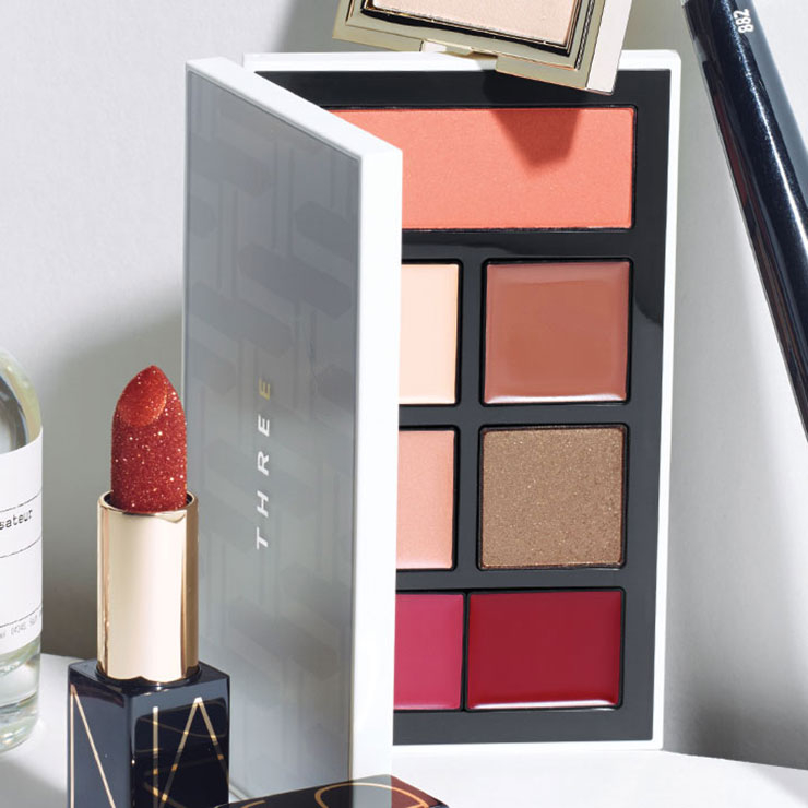 활용도 높은 네 가지 아이섀도와 립, 치크, 하이라이터, 셰이딩까지 모두 해결할 수 있는 멀티 유즈 팔레트. 파우치를 그대로 담은 듯한 구성에 무게마저 가볍다. 셀러브레이션 리버레이션 팔레트, 가격 미정, Three.