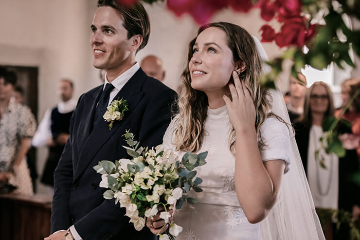 교회에서의 전통 결혼식을 올린 커플.