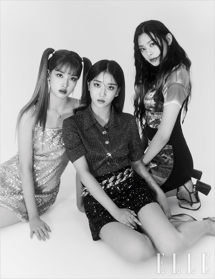 윤이 입은 스팽글 드레스는 스타일리스트 소장품. 스퀘어 펜던트가 달린 실버 네크리스는 Hei. 실버 이어링은 East ice. 수민이 입은 니트 톱은 CHAEnewyork. 스팽글 스커트는 Holynumber7. 골드 체인 벨트는 스타일리스트 소장품. 세은이 입은 프린트 패턴 톱과 스커트 세트업은 Kyo. 스트랩 샌들은 Eenk. 