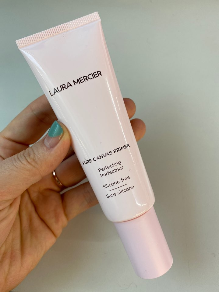 촉촉하고 가벼워서 프라이머를 쓰는 느낌 없이 프라이머 효과를 발휘해요